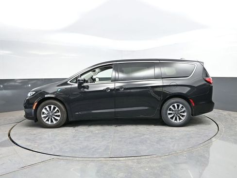 Used 2023 Chrysler Pacifica Touring-L FWD image 6