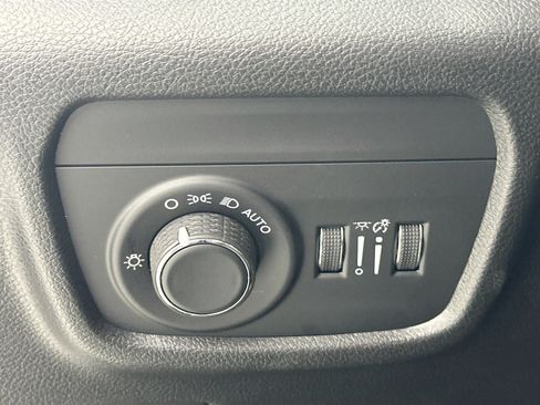 Used 2023 Jeep Grand Cherokee Altitude AWD/4WD image 10