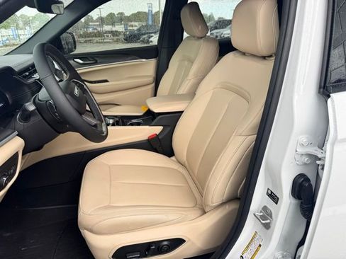 Used 2025 Jeep Grand Cherokee Limited w/ Black Appearance Package AWD/4WD image 17