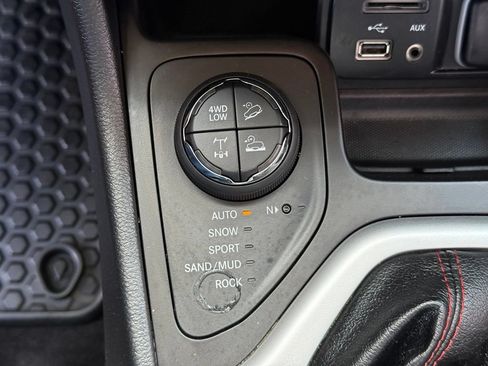 Used 2018 Jeep Cherokee Trailhawk w/ Quick Order Package 23L AWD/4WD image 40