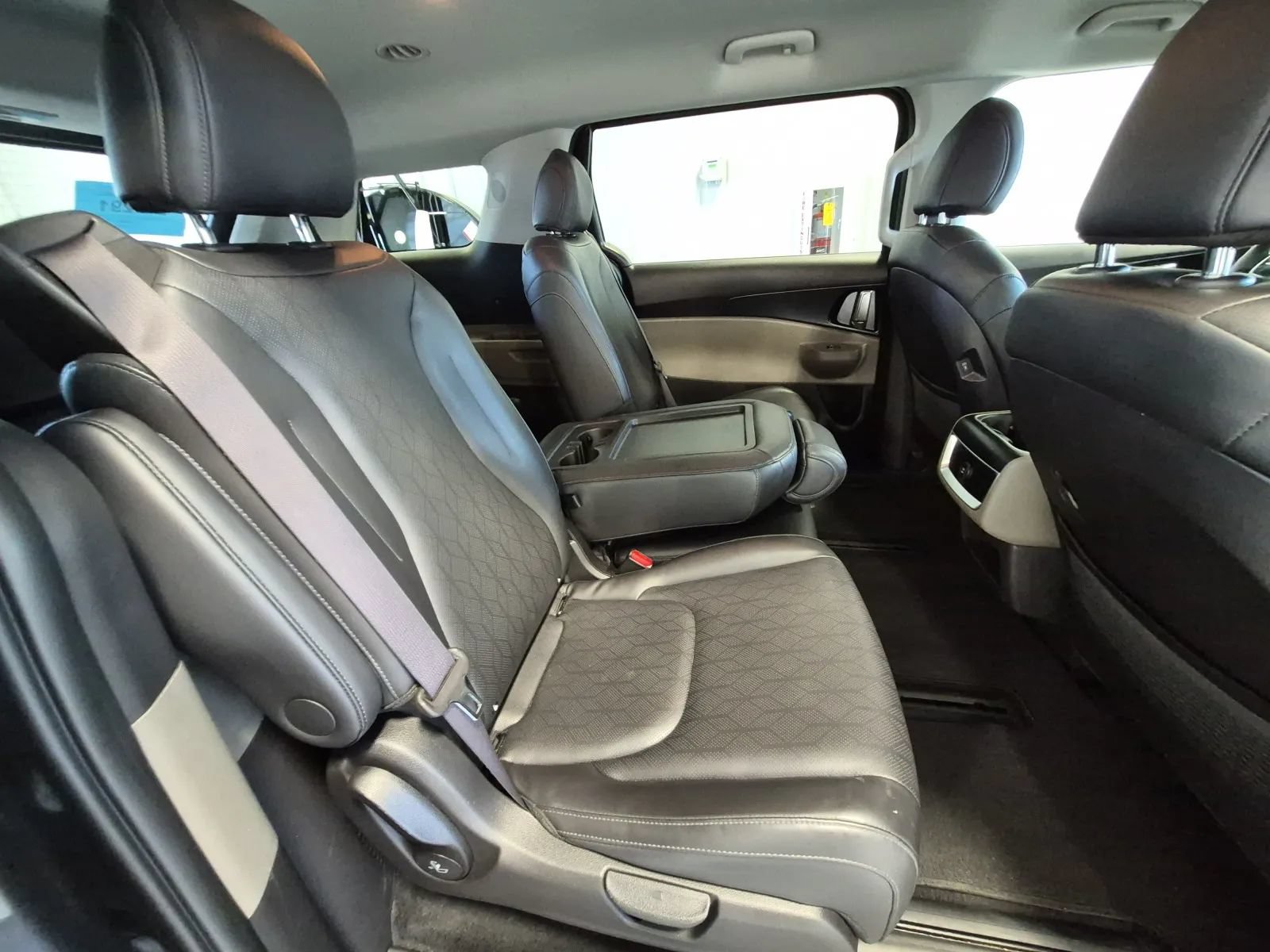 Used 2025 Kia Carnival FWD image 17