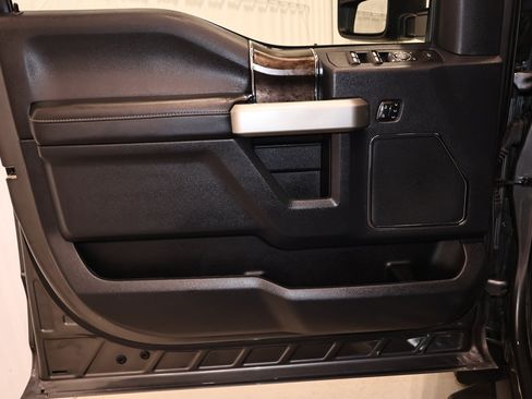 Certified 2022 Ford F250 Lariat w/ Lariat Ultimate Package AWD/4WD image 8