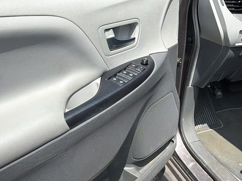 Used 2020 Toyota Sienna LE FWD image 15