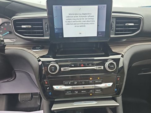 Used 2022 Ford Explorer Limited w/ Equipment Group 301A AWD/4WD image 19