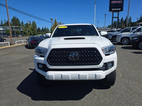Used 2018 Toyota Tacoma TRD Sport RWD image 2