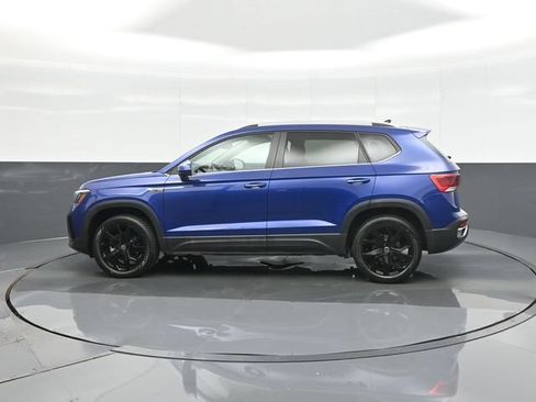Used 2023 Volkswagen Taos SE w/ Panoramic Sunroof Package FWD image 4