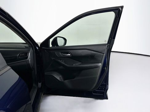 Used 2025 Nissan Rogue SV FWD image 31