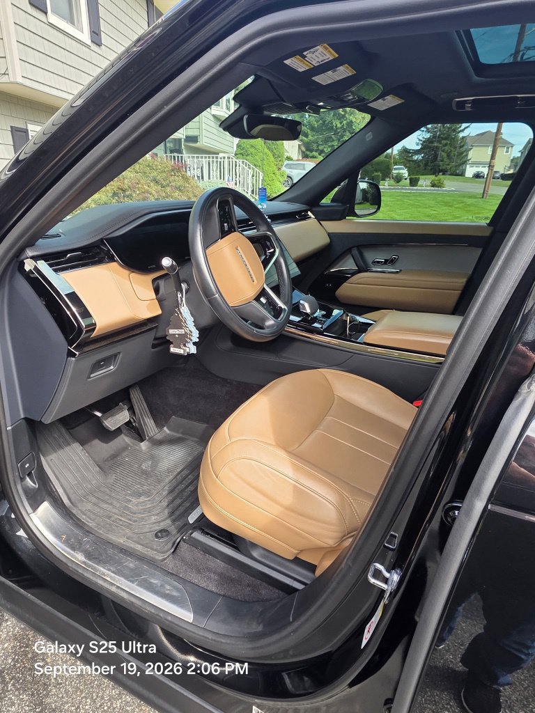 Used 2024 Land Rover Range Rover Sport SE AWD/4WD image 8