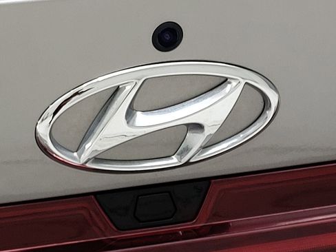 Used 2023 Hyundai Elantra Limited image 9