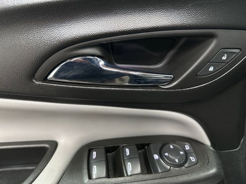 Used 2022 Chevrolet Equinox LS image 18