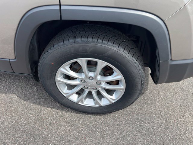 Used 2019 Jeep Cherokee Latitude w/ Cold Weather Group AWD/4WD image 12