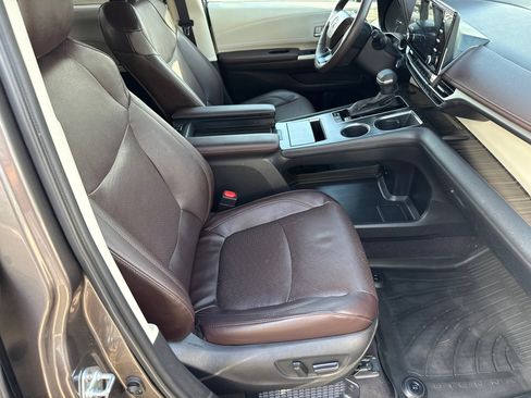 Used 2023 Toyota Sienna Platinum FWD image 13