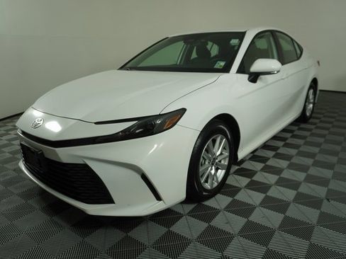 Used 2025 Toyota Camry LE image 3