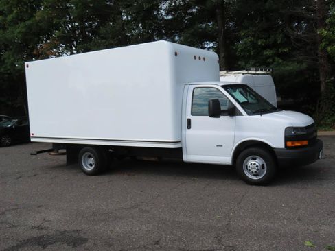 Used 2018 Chevrolet Express 3500 w/ Driver Convenience Package RWD image 6