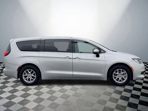 Used 2023 Chrysler Voyager LX FWD image 5