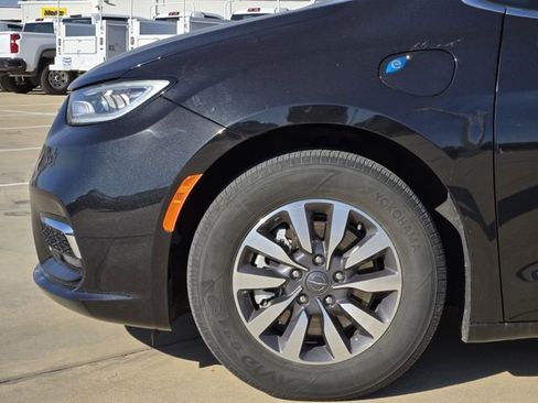 Used 2024 Chrysler Pacifica Select image 8