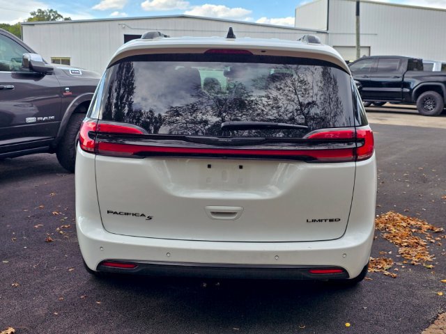 Used 2025 Chrysler Pacifica Limited FWD image 6
