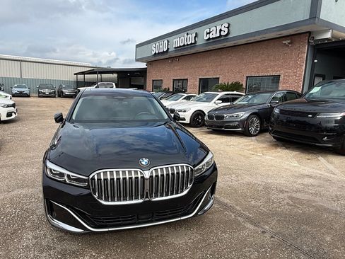 Used 2022 BMW 740i w/ Premium Package image 9