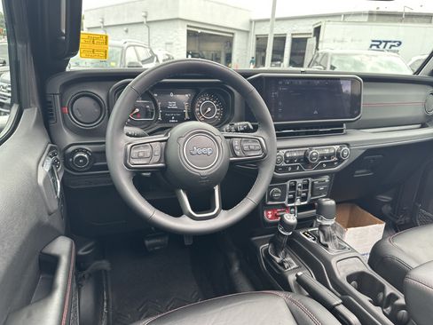 Used 2025 Jeep Wrangler Unlimited Rubicon AWD/4WD image 26