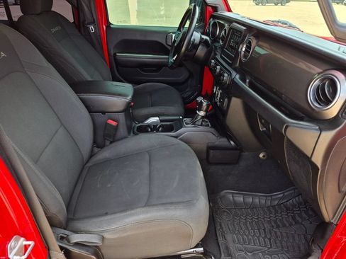 Used 2018 Jeep Wrangler Unlimited Sahara AWD/4WD image 30