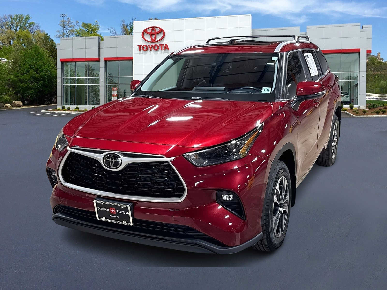 Used 2024 Toyota Highlander XLE AWD/4WD image 1
