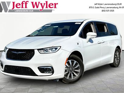Used 2022 Chrysler Pacifica Touring-L w/ Uconnect Theater Family Group