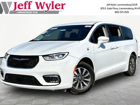 Used 2022 Chrysler Pacifica Touring-L w/ Uconnect Theater Family Group FWD image 1