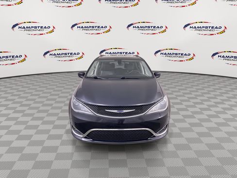 Used 2019 Chrysler Pacifica Touring-L FWD image 3