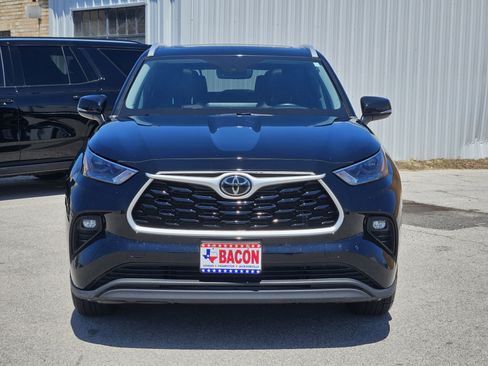 Used 2023 Toyota Highlander XLE FWD image 2