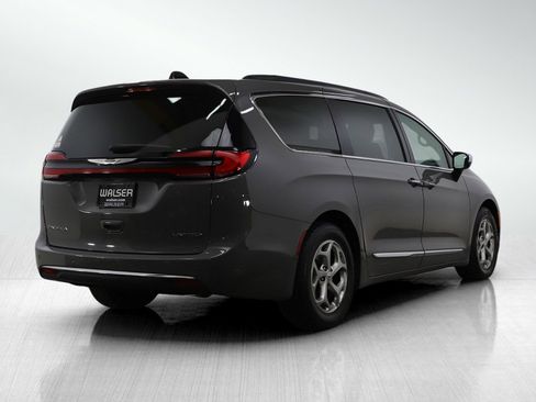 Used 2023 Chrysler Pacifica Limited FWD image 5