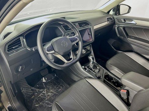Used 2022 Volkswagen Tiguan SE w/ Panoramic Sunroof Package AWD/4WD image 9