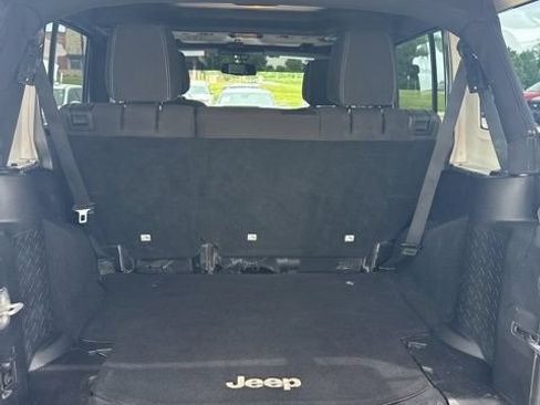 Used 2016 Jeep Wrangler Unlimited Sahara w/ Connectivity Group AWD/4WD image 10