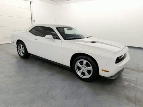 Used 2010 Dodge Challenger SE image 2
