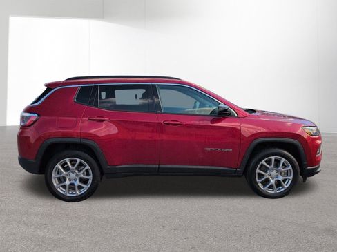 Used 2024 Jeep Compass Latitude AWD/4WD image 4