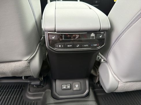 New 2026 Toyota Highlander Platinum image 11