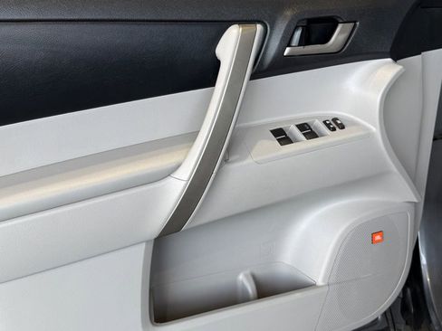 Used 2012 Toyota Highlander SE w/ Tow Pkg image 18