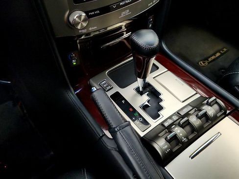 Used 2013 Lexus LX 570 4WD w/ Luxury Pkg image 17