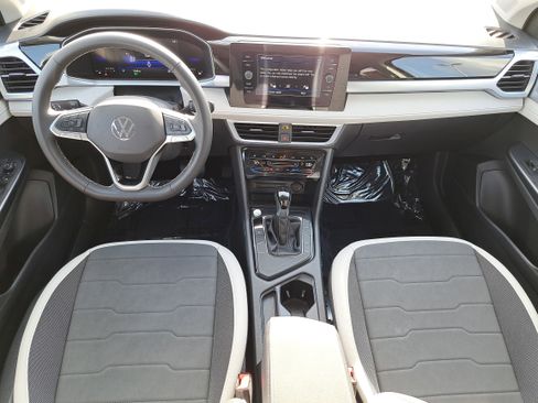 Used 2025 Volkswagen Taos SE w/ Panoramic Sunroof Package image 9