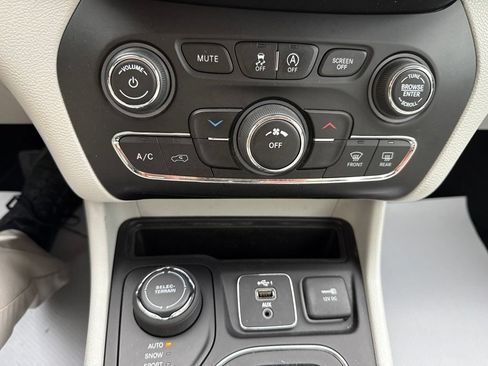 Used 2020 Jeep Cherokee Latitude Lux w/ Quick Order Package 26H Lux AWD/4WD image 17