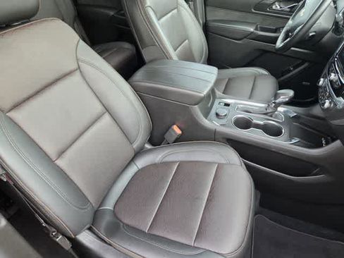 Used 2023 Chevrolet Traverse High Country FWD image 15