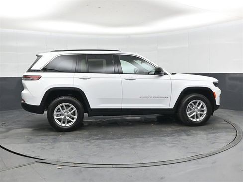 New 2025 Jeep Grand Cherokee Laredo image 2