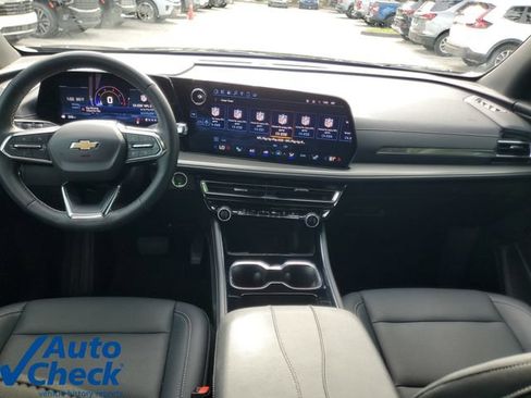 Certified 2025 Chevrolet Traverse LT FWD image 16