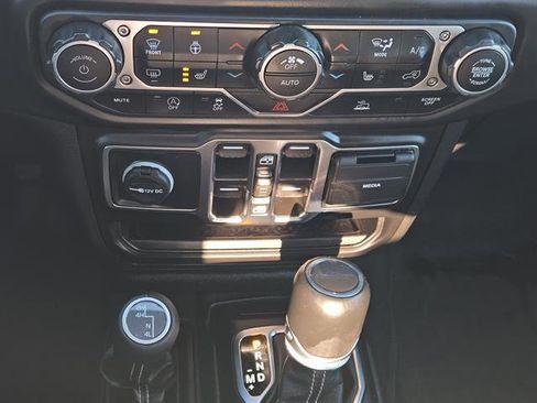 Used 2023 Jeep Gladiator Overland w/ Cold Weather Group image 14