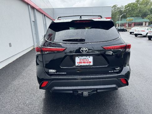 Used 2022 Toyota Highlander XLE AWD/4WD image 6