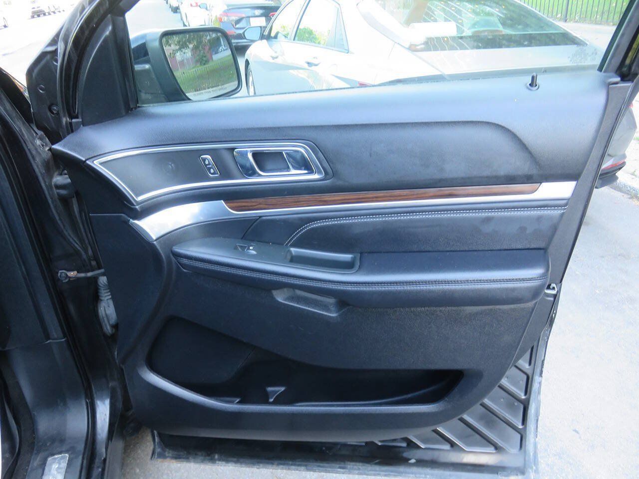 Used 2018 Ford Explorer Limited w/ Equipment Group 301A AWD/4WD image 29