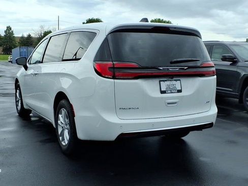 New 2027 Chrysler Pacifica Select AWD/4WD image 4