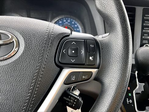 Used 2018 Toyota Sienna LE image 24