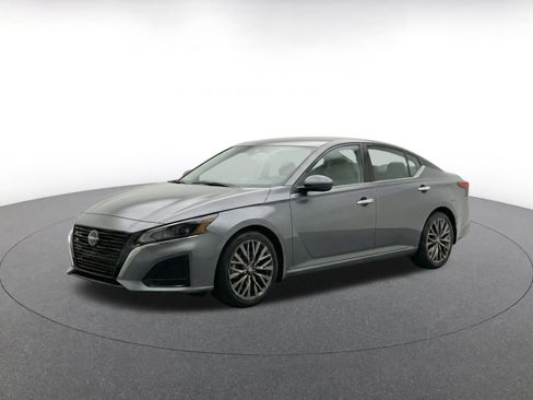 Used 2025 Nissan Altima 2.5 SV FWD image 3