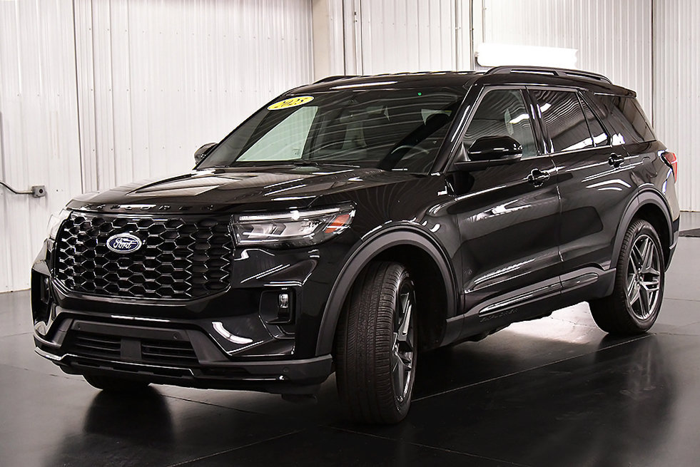 Used 2025 Ford Explorer ST-Line w/ ST-Line Street Pack AWD/4WD image 3
