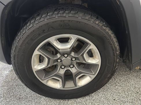 Used 2019 Jeep Cherokee Trailhawk w/ Cold Weather Group AWD/4WD image 13